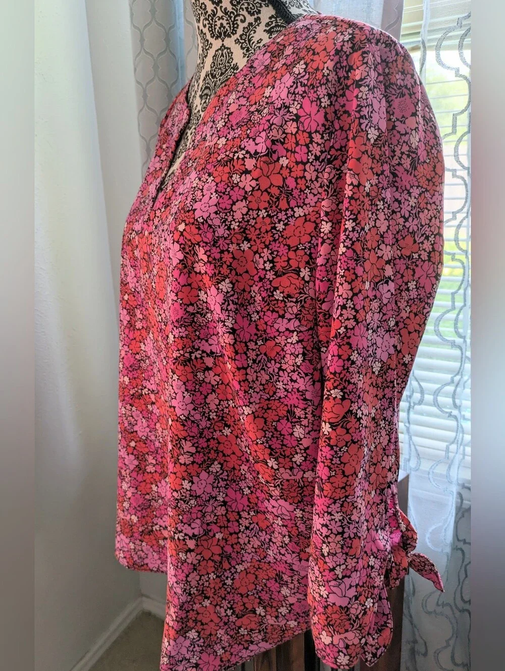 Michael Kors Floral Blouse V Neck 3/4 length tie cuff